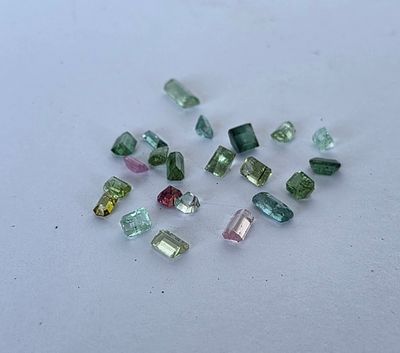 לוט יפהפה של 22 אבני טורמלין ירוק, כחול וורוד מלוטשות סופר AAA+++, משקל 20.25 קראט 