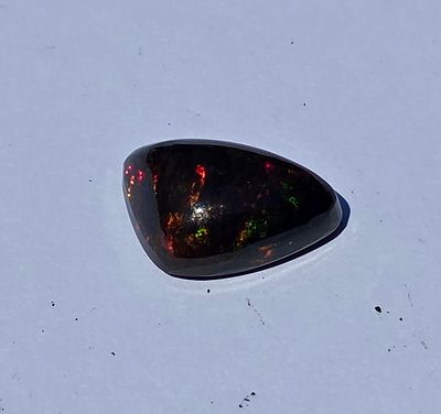 אבן אופל אוסטרלי שחור מלוטשת, 11 קראט, נדירה ביותר, זוהרת ונוצצת בשלל צבעים, יפהפיה 