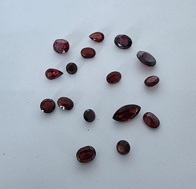 לוט 16 אבני רודולייט גרנט מלוטשות סופר AAA+++, משקל 20.7 קראט, הוצאו מבריפקה עם תג 