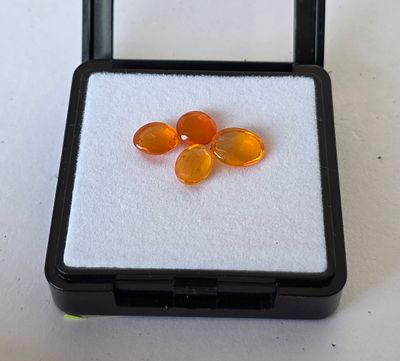 לוט 4 אבני אופל אש מקסיקני מלוטשות, משקל 6.5 קראט, זוהרות ונוצצות, מגיעות בקופסת 