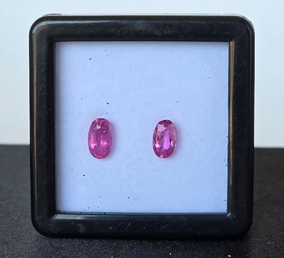 לוט 2 אבני טורמלין ורוד מלוטשות סופר AAA+++, משקל 2.78 קראט, מגיעות בקופסת תצוגה עם 