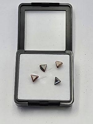 לוט 4 יהלומים אפורים מלוטשים טבעיים, משקל 5 קראט, מגיעים בקופסת תצוגה עם תג מחיר של 