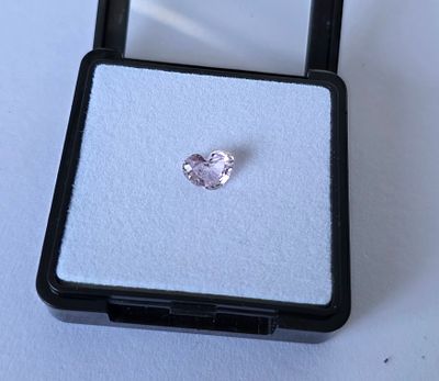 אבן קונזייט מלוטשת סופר AAA+++ בצורת לב, משקל 2.5 קראט, מגיעה בקופסת תצוגה עם תג 