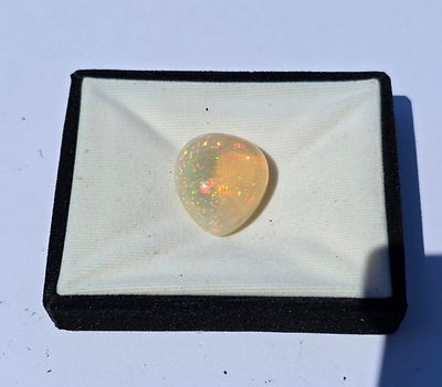 אבן אופל אוסטרלי מלוטשת, 31.1 קראט, נדירה ביותר, נהדרת, זוהרת ונוצצת בשלל צבעים 