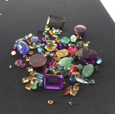 לוט מעורב של אבני חן, לא נבדק, נמכר AS IS ללא אחריות (יתכן אבנים טובות), משקל 140 