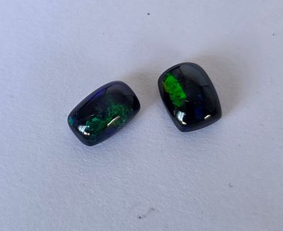 שתי אבני אופל אוסטרלי שחור מלוטשות, 8.14 קראט, מדהימות ביופיין, מגיעות בקופסת תצוגה 