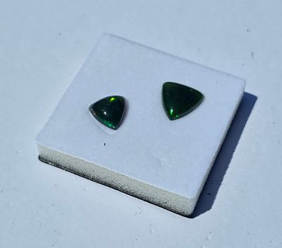 שתי אבני אופל אוסטרלי שחור מלוטשות, 4.98 קראט, נדירות ביותר, מדהימות ביופיין, נוצצות 