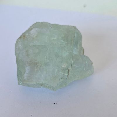 אבן אקווה מארין ענקית, 728 קראט, חצי מלוטשת, מגיעה בקופסת תצוגה עם תג מחיר של 3$ 