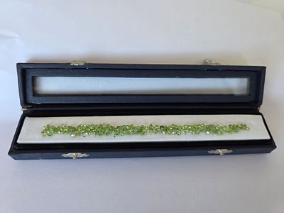 לוט אבני פרידוט מלוטשות סופר AAA+++, משקל 24.4 קראט, מגיעות בקופסת תצוגה עם תג מחיר 