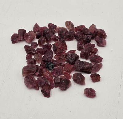 לוט גדול של אבני גרנט גולמיות, משקל 500 קראט, מגיעות בבריפקה עם תג מחיר של 3$ לקראט 