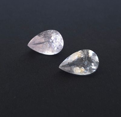 זוג אבני מורגנייט מלוטשות, משקל 23.6 קראט, תכלילים וערוצים פנימיים, הוצאו מבריפקה עם 