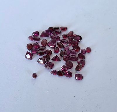 לוט אבני גרנט רודולייט מלוטשות סופר AAA+++, משקל 50 קראט, מגיעות בקופסת תצוגה עם תג 