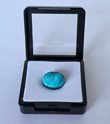 אבן טורקיז אירני מלוטשת נדירה, 21.8 קראט, מגיעה בקופסת תצוגה עם תג מחיר של 500$ 