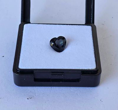 אבן לונדון בלו טופז מלוטשת סופר AAA+++, בצורת לב, משקל 6.45 קראט, מגיעה בקופסת תצוגה 