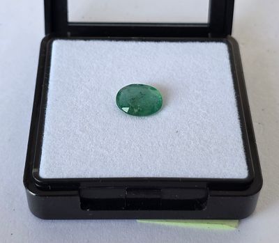 אבן אמרלד זמביה מלוטשת סופר AAA+++, משקל 2.88 קראט, מגיעה בקופסת תצוגה עם תג מחיר של 