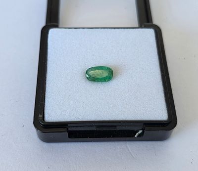 אבן אמרלד זמביה מלוטשת סופר AAA+++, משקל 2.88 קראט, מגיעה בקופסת תצוגה עם תג מחיר של 