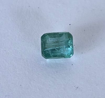 אבן אמרלד מלוטשת, 2.1 קראט, שקופה ונוצצת, תכלילם פנימיים, צבע מיוחד, מגיעה בבריפקה 