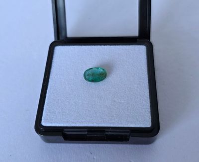 אבן אמרלד זמביה מלוטשת סופר AAA+++, משקל 1.97 קראט, צבע נהדר, נוצצת, מגיעה בקופסת 