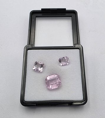 לוט 3 אבני קונזייט מלוטשות סופר AAA, משקל 18.16 קראט, מגיעות בקופסת תצוגה עם תג מחיר 