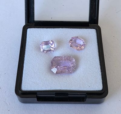 לוט 3 אבני קונזייט מלוטשות, משקל 22.5 קראט, האבן הגדולה עם תכלילים אופייניים, מגיעות 