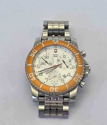 שעון VICTRONIX SWISS ARMY תוצרת שוויץ ,זכוכית ספיר , מנגנון קווארץ , מצב כחדש , סביר 