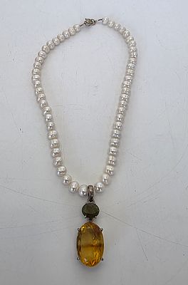 מחרוזת פנינים טבעיות עם תליון אבני חן כנראה ציטרין ופרידות מלוטשות משולב כסף, אורך 