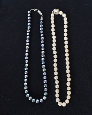 לוט 2 מחרוזות פנינית אמיתיות, אחת מהן עם סוגר כסף, אורך במצב פתוח 47