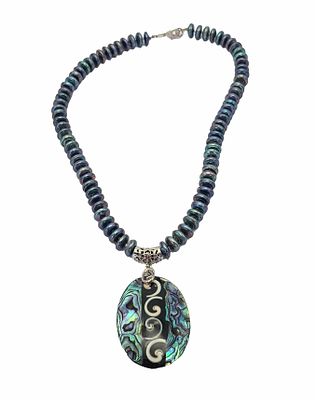 מחרוזת ותליון מחרוזי אם הפנינה , אורך במצב פתוח 50 ס"מ , התליון 7X4 