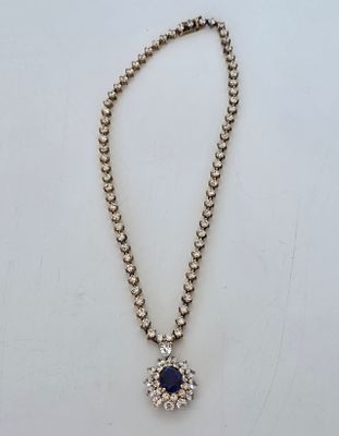 ענק צוואר מכסף מצופה זהב, משובץ אבן ספיר מרכזית גדולה, פריט יפהפה, אורך 21 במצב 