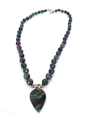 מחרוזת מאבני רובי זואסייד יפיפיה משולבת בתליון זואיסייד ואבני חן מלוטשות , משולב כסף 