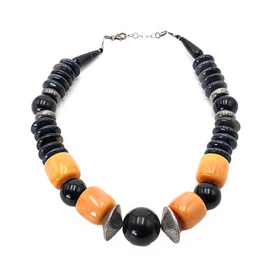 ענק צוואר עבודת אמן הכולל אגת , ענבר טיבטי וכסף, אורך 51 במצב פתוח