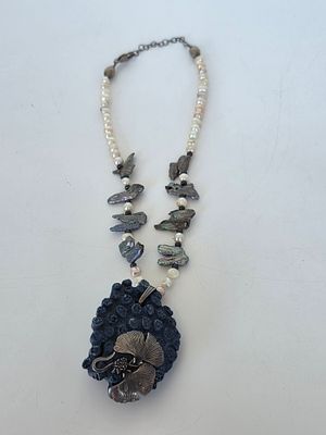 מחרוזת פנינים אמיתיות , משולבת אם הפנינה וכסף ותליון מיוחד במינו מאלמוג ים בצבע כחול 