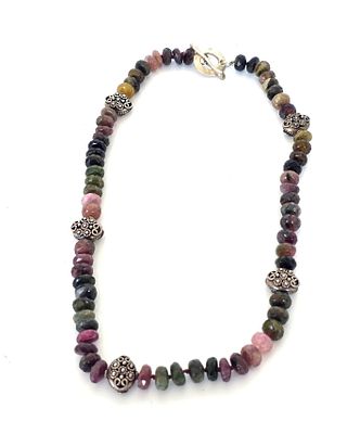 מחרוזת אבני טורמלין מלוטשות ורודות וירוקות ,משולבת כסף 50 ס"מ במצב פתוח