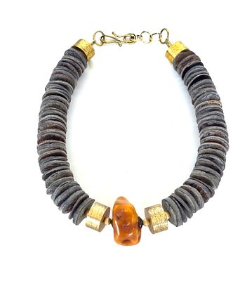 קולר צוואר מיוחד במינו, במרכזו אבן ענבר, עבודת אמן, אורך במצב סגור 20