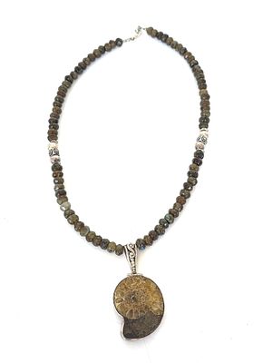 מחרוזת אבני לברדוריט מלוטשות , משולבת עם תליון אמונייט משולב כסף חתום 925) אורך במצב 