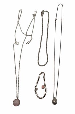 לוט 4 שרשראות כסף, מתוכן 3 עם חרוזי כסף, אחת מהן TIFFANY, ושרשרת נוספת עם תליון 