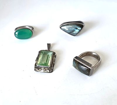 לוט 3 טבעות כסף 925 , שתים חתומות , ותליון , משולבים באבני חן .משקל הפריט 53.8 