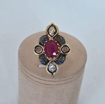 טבעת כסף מצופה זהב משובצת יהלומים הודים שטוחים ואבן רובי מרכזית , קוטר פנימי 1.7 