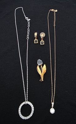 לוט תכשיטי סברובסקי הכולל זוג עגילים, סיכה ו2 שרשראות עם תליון, אורך השרשראות במצב 