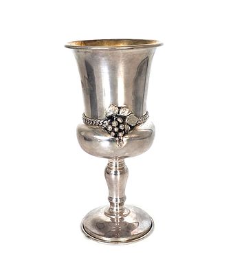 גביע כסף מפואר ,הצורפים 925 , הזהבה פנימית , גובה 18.5 , משקל 204 גרם ,