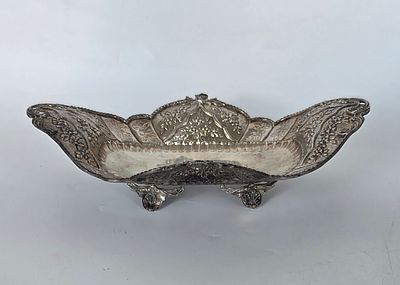 כלי הגשה יפהפה מכסף 900 , עומד על 4 רגליים , עבודת אמן יפהפיה וחתומה, 8x30x20 , משקל 