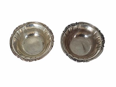 זוג קעריות כסף 800 חתומות , גובה 4.5 ,קוטר 14 . משקל כולל 351 גרם