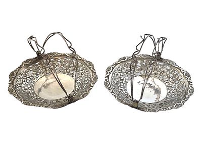 זוג קעריות הגשה מכסף סיניות, חותמות מלאות, עבודת ריקוע בחסר ותבליטי ציפורים וצמחייה 