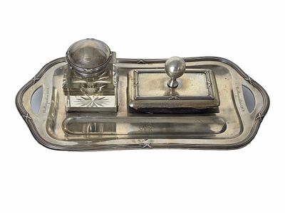 סט שולחני עתיק עשוי כסף וחתום 800, כולל מגש, כלי לדיו משולב כסף וזכוכית ומכבש דיו 