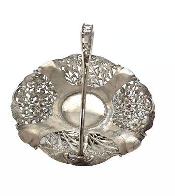 סנטרפיס כסף סיני, חתום בחותמות מלאות, עבודת ריקוע בחסר ותבליטי ציפורים וצמחייה עתיק 