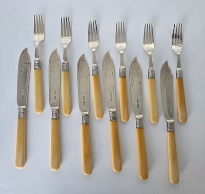 לוט 6 סכינים ו 6 מזלגות מכסף עם ידיות מחומר לא ברור, כנראה אורגני, לאכילת דגים 