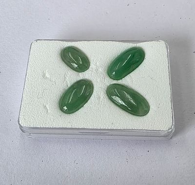 לוט 4 אבני ג'ייד ירוק מלוטשות, משקל 15.6 קראט, מגיעות בקופסת תצוגה עם תג מחיר של 20$ 