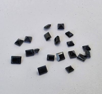 לוט 19 אבני ספיר אוסטרלי מלוטשות בחיתוך מרובע, משקל 20 קראט, צבע כחול עמוק, מגיעות 