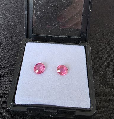 לוט 2 אבני טורמלין ורוד מלוטשות, משקל 2.56 קראט, מגיעות בקופסת תצוגה עם תג מחיר של 