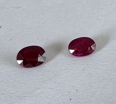לוט 2 אבני רובי בורמה מלוטשות סופר AAAּ+++, משקל 2.24 קראט, מגיעות בקופסת תצוגה עם 